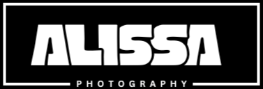 Logo mit der Aufschrift "ALISSA PHOTOGRAPHY" in Weiss.